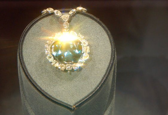 What Makes Diamonds Blue - Hope Diamond